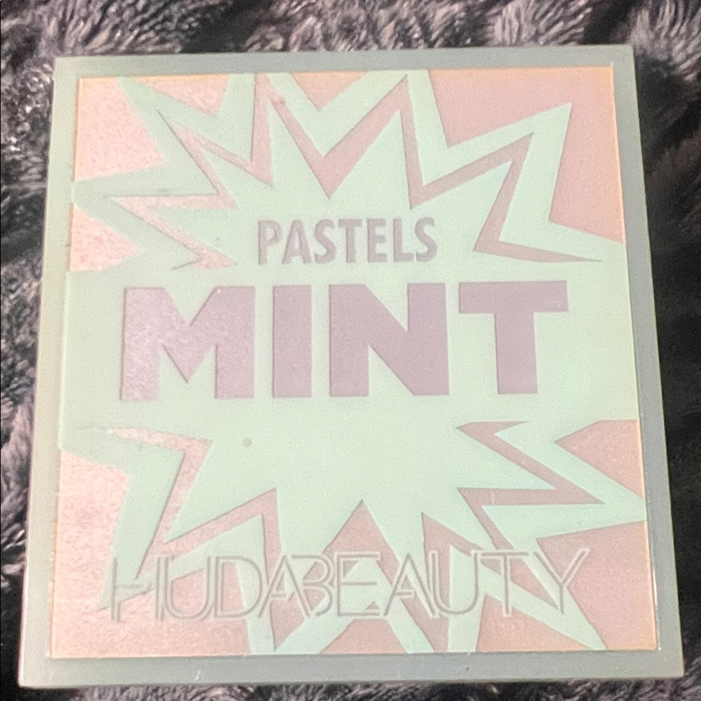 HUDA BEAUTY Mint Pastels Palette